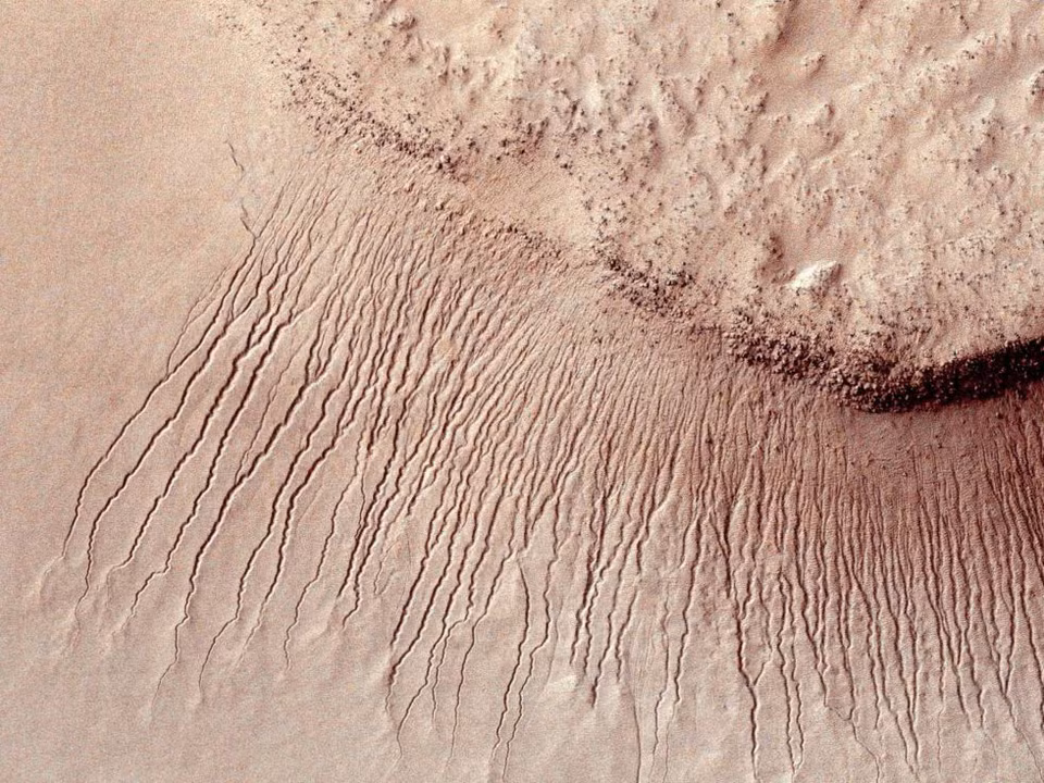 Huellas evidencian la presencia de corrientes. Los científicos creen que el líquido vital para la vida fluye por la superficie durante el verano. (Fuente: NASA)