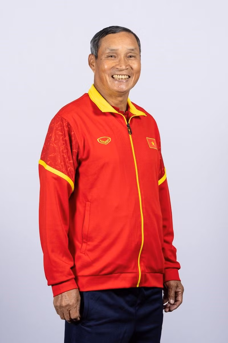 El entrenador Mai Duc Chung es el hombre que trae éxitos al fútbol femenino vietnamita (Foto: FIFA)
