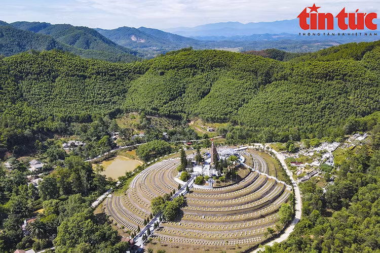 El Cementerio Nacional de Mártires de Nam es el lugar de entierro de los restos de mil 208 mártires. (Foto: VNA)
