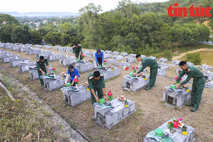 Jóvenes del distrito de Huong Son, provincia de Ha Tinh, encienden velas para rendir homenaje a los héroes y mártires. (Foto: VNA)