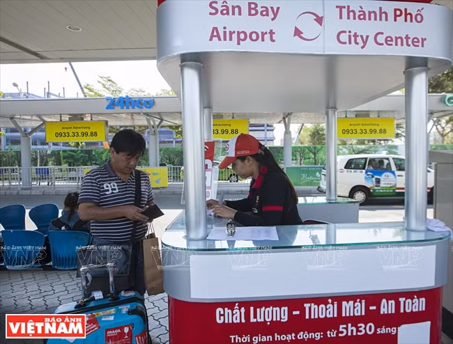 Se puede comprar boletos y recibir información sobre el servicio en la terminal de llegadas internacionales en el aeropuerto de Tan Son Nhat