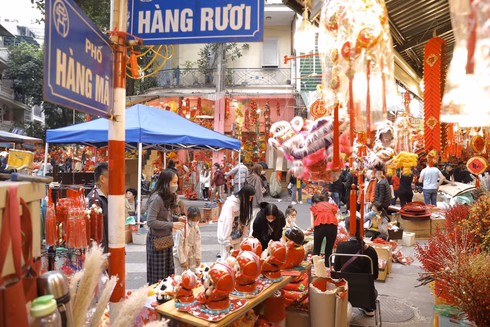En las calles de Hang Luoc, Hang Khoai, Hang Ruoi y Hang Ma se encuentran los árboles de kimquat y de durazno, múltiples decoraciones, flores reales y también de seda. (Fuente: VNA) 
