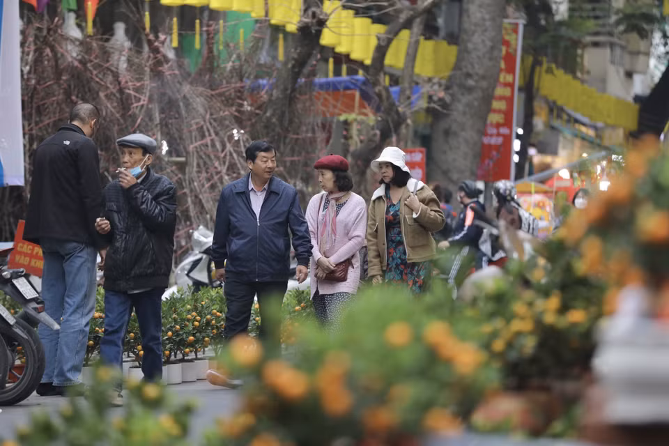 La gente en Hanoi visita el mercado (Fuente: VNA) 