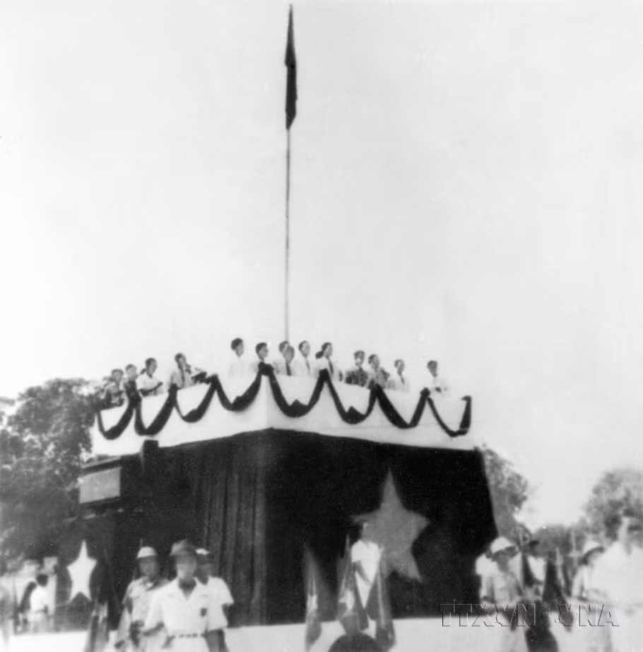 El Presidente Ho Chi Minh lee la Declaración de Independencia, fundando la República Democrática de Vietnam el 2 de septiembre de 1945, en la Plaza de Ba Dinh, Hanoi (Foto: VNA)