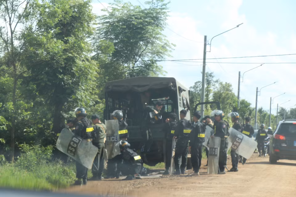 Policía móvil del Ministerio de Seguridad Pública y la Policía de la provincia altiplana de Dak Lak desplegaron fuerzas para arrestar a los sujetos del ataque con armas en Dak Lak (2023). (Fuente:VNA)