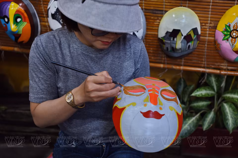 Un joven artesano trabaja en el taller de pintura “Máscara del tiempo”. (Fuente:VNA)