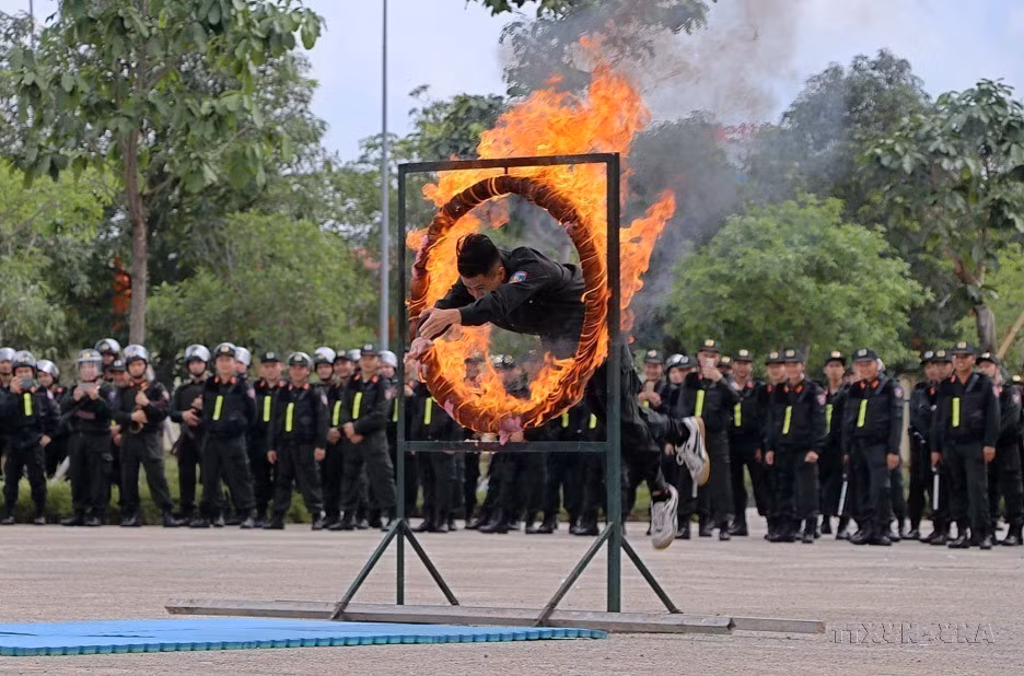 Actuación de artes marciales en la Ceremonia de Anuncio y Lanzamiento del Batallón de la Policía Móvil de Reserva de Combate de la Policía de la provincia norteña de Hoa Binh (2022). (Fuente:VNA)