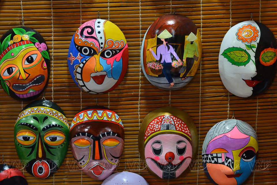 Las máscaras son pintadas con diferentes temas. (Fuente:VNA)