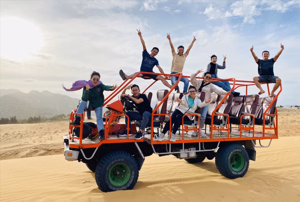 Será interesante cuando tú y tus acompañantes se sienten en el auto 'Bus' para explorar el desierto de Mui Dinh. Esta deviene una experiencia inolvidable en esta tierra soleada y bendecida por los vientos para tener recuerdos inolvidables de la juventud (Foto: Revista Ilustrada de Vietnam)