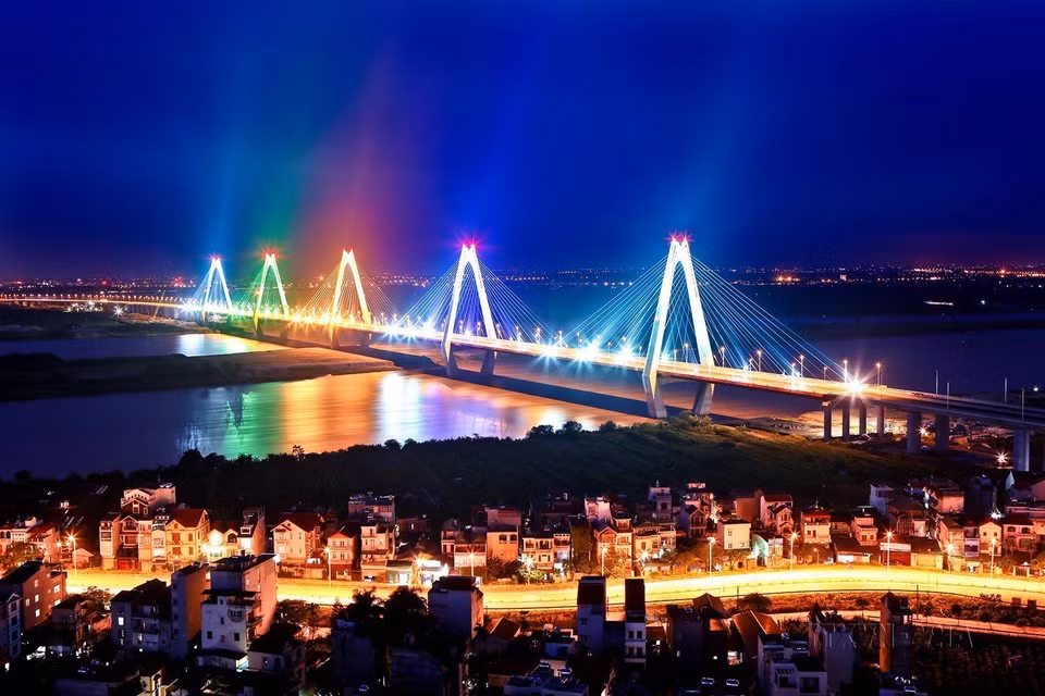 El puente Nhat Tan, que cruza el Río Rojo y se inauguró el 4 de abril 2015 con una inversión total de casi 579 millones de dólares, es una vía atirantada con cinco pilares en forma de rombo (de seis vanos atirantados cada uno), simbolizando las cinco puertas de la capital. (Foto: VNA)