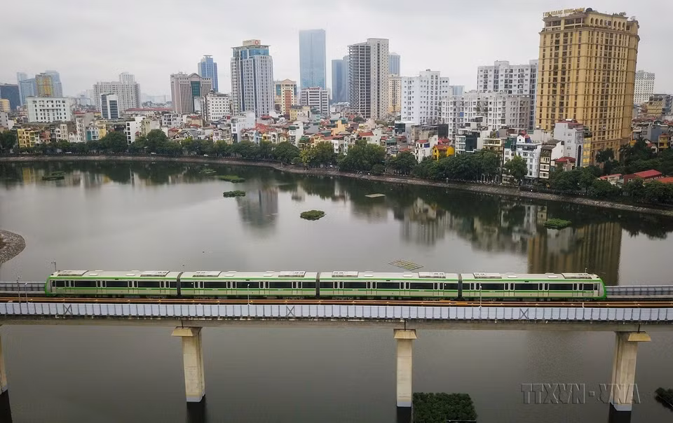La línea ferroviaria elevada Cat Linh - Ha Dong, que cuenta una longitud de 13,5 kilómetros, entró en funcionamiento el 6 de noviembre de 2021. (Foto: VNA)