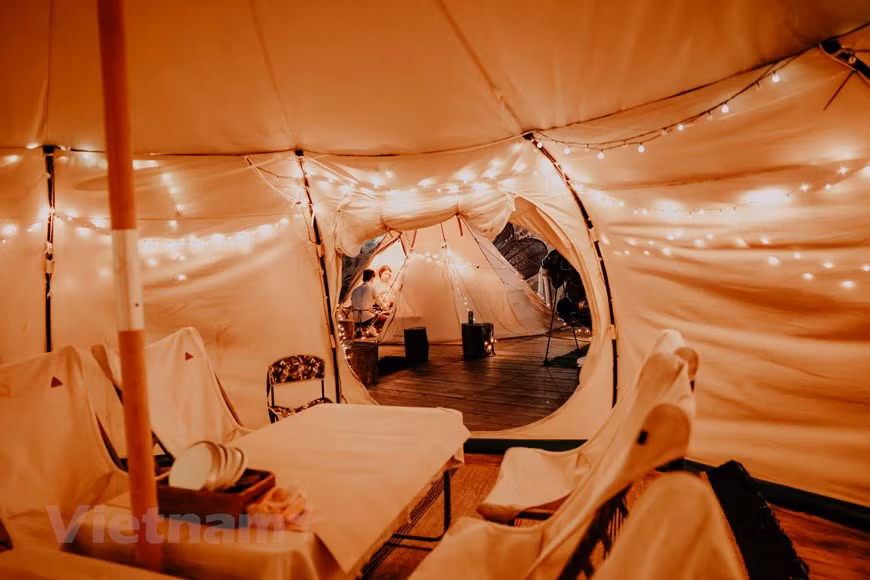 El glamping atrae el interés de muchas personas, puesto que brinda muchas experiencias divertidas y peculiares. Al llegar a esta área de glamping en Hanoi, los huéspedes, además de disfrutar del espacio al aire libre y fresco, podrán experimentar una sensación diferente a la que ofrece una acampada normal. El sitio se divide en tres partes, con el camping en el centro, la zona de barbacoa al aire libre para los grupos de personas que desean preparar su propia comida, y el área de cocina, donde los camareros elaboran platos para los comensales. Aquí, se ofrece una amplia gama de servicios. Las fiestas en este glamping se prolongan hasta las 23:00 (hora local). (Foto: Vietnam+)