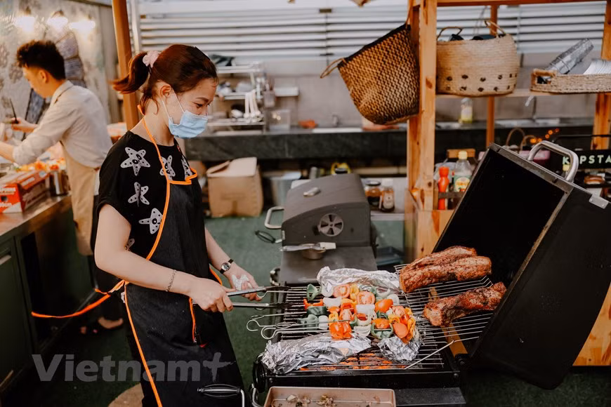 El glamping ofrece una amplia gama de servicios como comida, bebidas y música. Incluso si los clientes desean cocinar su propio plato, este lugar también tiene preparadas las parrillas y objetos para que los visitantes los experimenten por sí mismos. Al principio, este campus de más de 100 metros cuadrados era solo un área de macizo de flores. Después de varias renovaciones, ahora se ha convertido en un lugar especial para acampar, que cuenta con tres carpas con una capacidad para albergar de cuatro a 12 personas cada una. El gerente del sitio dijo que el glamping solo atiende a los clientes de las 18:00 a las 23:00 (hora local), excepto los domingos, que abre desde el mediodía. (Foto: Vietnam+)