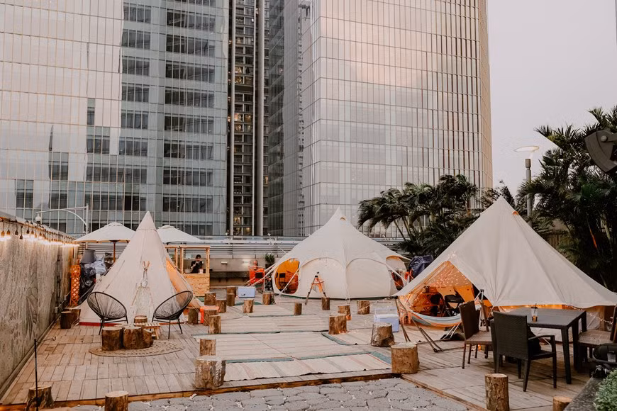 En estos días, los jóvenes capitalinos comentan sobre un área de camping muy singular y especial en el edificio Lotte Center de 65 pisos. Se trata de un Glamping, conocido también como glamorous camping, un creciente fenómeno global que combina la experiencia de acampar al aire libre con el lujo y las condiciones propias de los mejores hoteles. Este peculiar sitio se inauguró hace poco más de un mes, pero siempre está lleno de reservas. El gerente del sitio dijo que el glamping solo atiende a los clientes de las 18:00 a las 23:00 (hora local), excepto los domingos que abre desde el mediodía. Este lugar ofrece una amplia gama de servicios a los clientes. (Foto: Vietnam+)