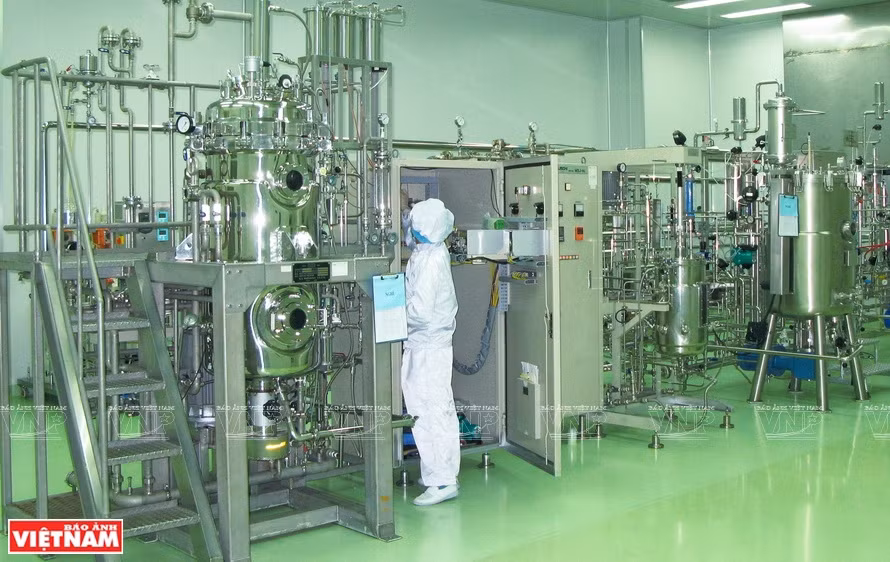 VABIOTECH también ha invertido en maquinaria y equipo de tecnología de estándar internacional, en un esfuerzo por facilitar el estudio y producción de vacunas (Foto: VNA)