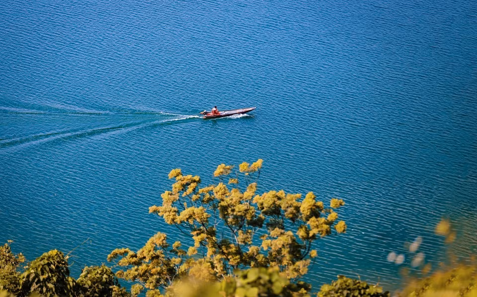 Lago Hoa Binh en una tranquila tarde de otoño. (Foto: VNA)