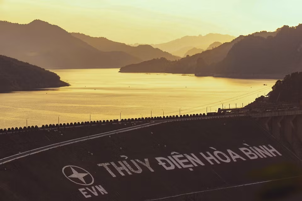 El majestuoso paisaje montañoso en el atardecer de otoño en el lago Hoa Binh. (Foto: VNA)