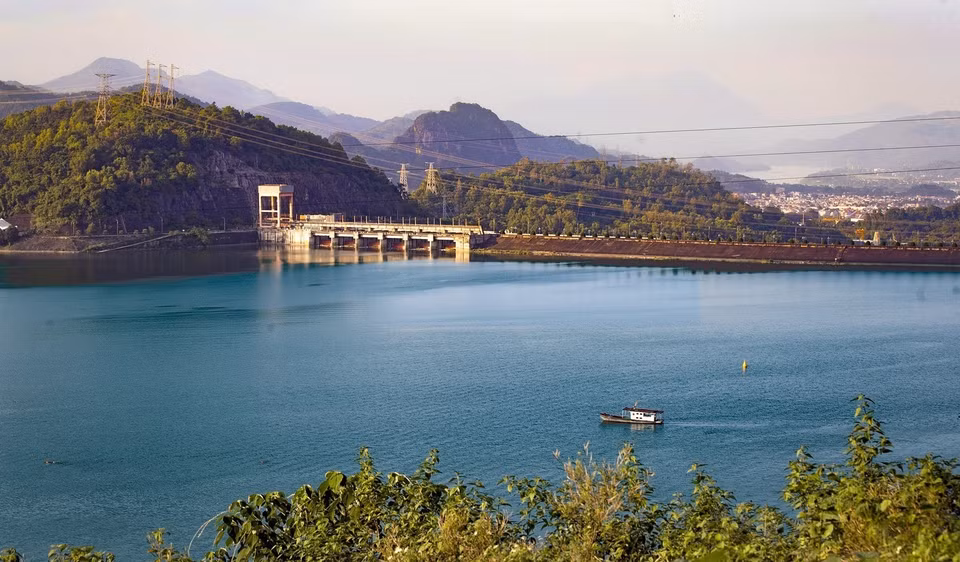 Paisaje de aguas arriba de la central hidroeléctrica de Hoa Binh. (Foto: VNA)