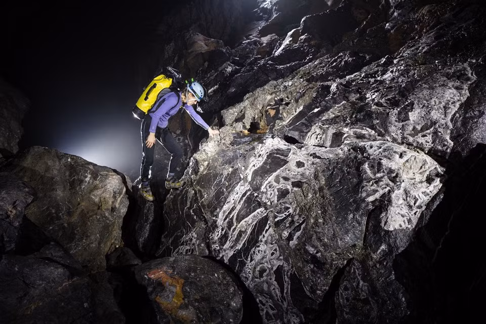 Fósiles en Son Doong. Científicos revelaron que descubrieron fósiles corales datados de 300 millones de años aquí (Foto de Ryan Deboodt)