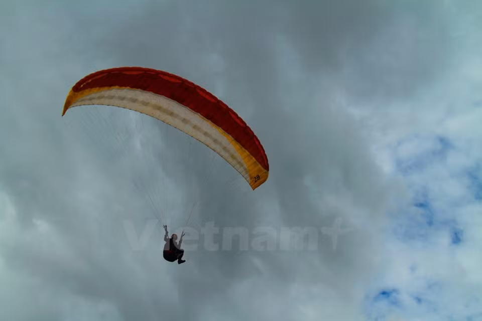 Un paracaidista disfruta la aventura en el aire. (Fuente: VNA)