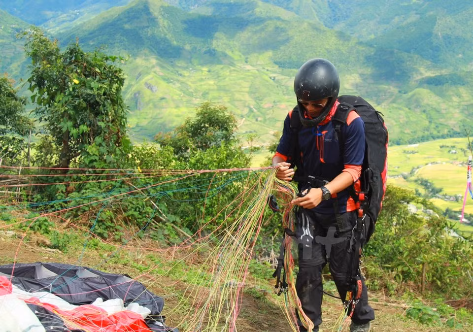 Se trata de una actividad en el marco del Festival de parachutes Vuelo sobre las cosechas doradas 2015. (Fuente: VNA)