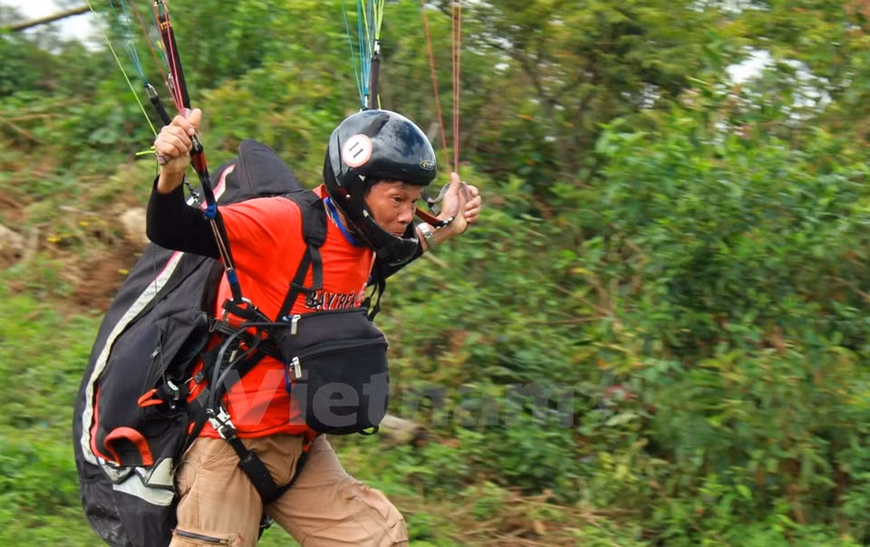 Señor Nam, el miembro más anciano del club Vietwings Hanoi, realizó con éxito su vuelo. (Fuente: VNA)