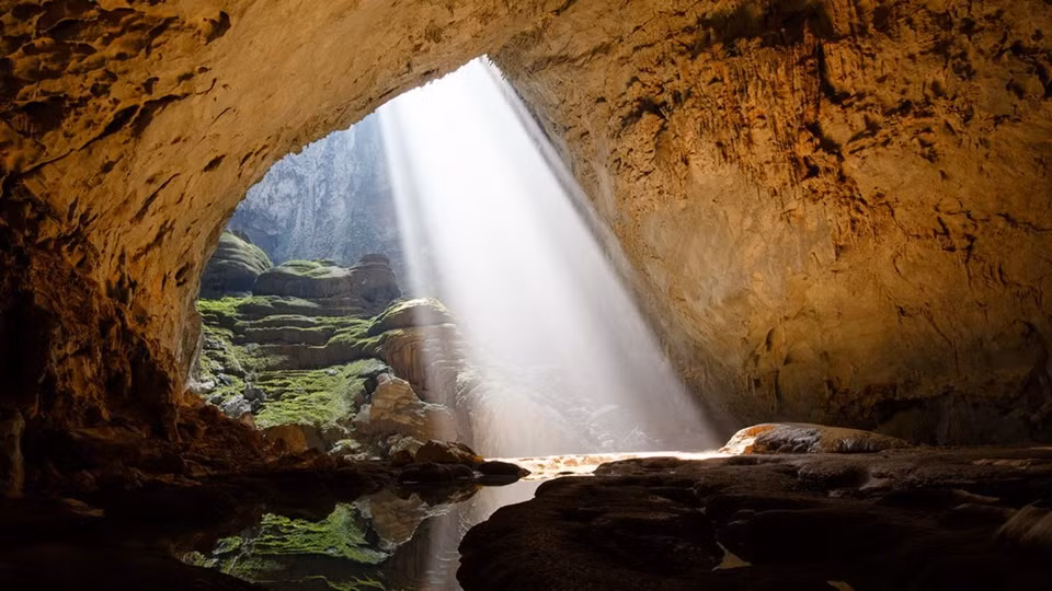 La luz del sol penetra en la cueva. (Foto de Ryan Deboodt)