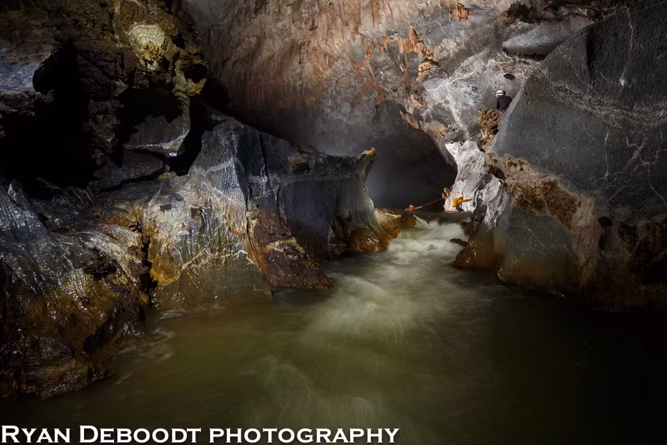 El primer río que encuentra el fotógrafo al entrar en Son Doong (Foto de Ryan Deboodt)
