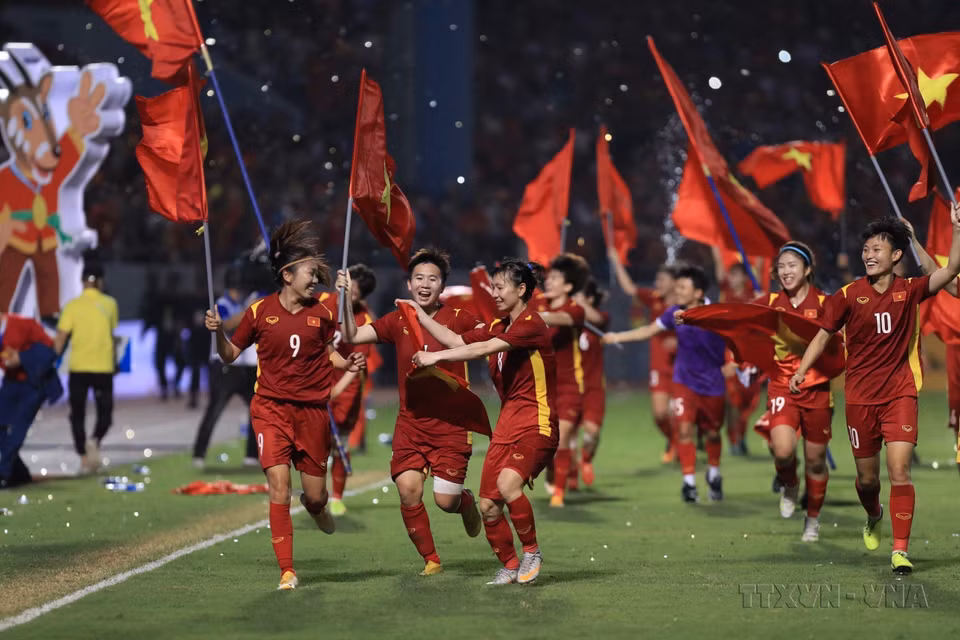 Las chicas "doradas" del fútbol vietnamita celebran la victoria en el partido final del fútbol femenino de los SEA Games 31, el 21 de mayo de 2022, en el estadio Cam Pha (provincia de Quang Ninh). (Foto: VNA)