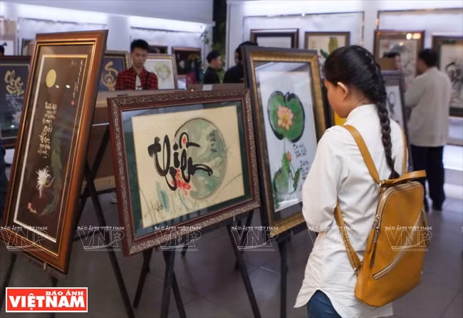 En la exposición de caligrafía vietnamita se presentan al público más de 80 obras maestras de caligrafía en muchos materiales.