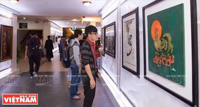 Exposición de caligrafía vietnamita en ocasión del décimo aniversario del establecimiento del Club de Caligrafía Net Viet en la Casa de Cultura Juvenil en Ciudad Ho Chi Minh.