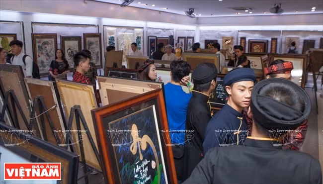 La exposición de caligrafía vietnamita atrae a muchos jóvenes apasionados por esta expresión.