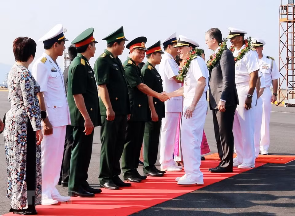 La ceremonia de recepción a marineros del portaviones nuclear USS Carl Vinson (Fuente: VNA)