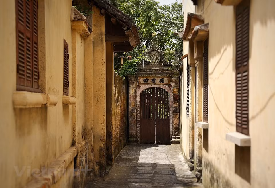 Una casa en el pueblo de Cuu que a lo largo de los años aún conserva las características antiguas. Mucha gente llama a Cuu la "aldea occidental" porque el estilo arquitectónico de las casas tal vez sea diferente de las casas tradicionales que se encuentran generalmente en otras aldeas antiguas en el norte de Vietnam. Durante el período 1920-1945, se construyeron decenas de villas en el pueblo con arquitectura arqueada, techo ondulado y armazón de madera y hierro. Los pequeños detalles de las casas locales suelen estar decorados con flores, grullas y fénix. La arquitectura aún conserva las características antiguas y lujosas escondidas detrás del yin-yang, techos de tejas rojas combinados con delicadas tallas y arcos. Hoy día, los ancianos locales se dedican principalmente a la agricultura. (Foto: VietnamPlus)