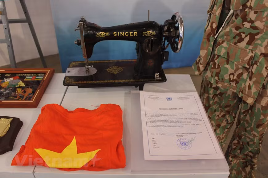 La foto muestra la máquina de coser que usó la teniente coronel Nguyen Thi Lien para confeccionar mascarillas que distribuyó al personal del Cuartel General de las misiones de la ONU y a los residentes de la capital Bangui de la República Centroafricana en el contexto de la compleja evolución del coronavirus en ese país. Nguyen Thi Lien recibió un reconocimiento de la Misión de la ONU en la República Centroafricana. A pesar de vivir lejos de su familia y trabajar en situaciones difíciles, con duras condiciones climáticas, los Cascos Azules vietnamitas siempre cumplen con sus deberes dejando buenas impresiones en el corazón de las poblaciones locales y amigos internacionales. (Foto: Vietnam+)