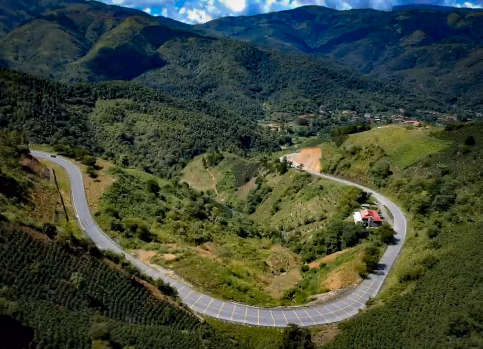 Curvas serpenteantes alrededor de las montañas (Foto: VNA)