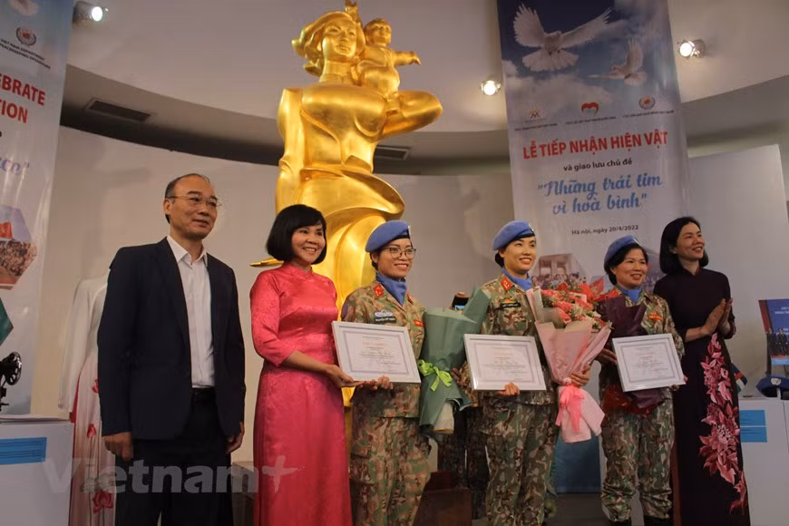 El conjunto de objetos donados se exhibirán en el Museo de la Mujer de Vietnam en Hanoi. En un futuro cercano, la institución continuará recolectando más artefactos y documentos para difundir historias y recuerdos de las fuerzas de paz vietnamitas. La participación en las operaciones de mantenimiento de la paz de la ONU es una orientación política importante del Partido y el Estado, y también una tarea relevante del Ejército Popular de Vietnam en el nuevo período, dijo un representante del Departamento encargado de esa labor. Esa actividad contribuye a la consecución de la política exterior de Vietnam por la paz, cooperación, desarrollo, multilateralismo y diversificación de las relaciones internacionales. (Foto: Vietnam+)