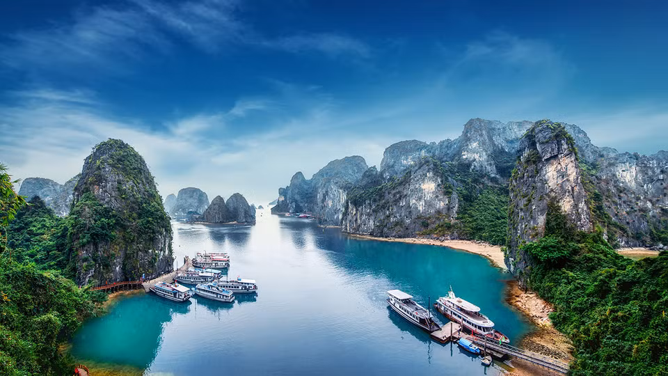 Ubicada en el este de la isla de Cat Ba en la ciudad portuaria de Hai Phong, la Bahía de Lan Ha solía compararse como "un paraíso olvidado". (Foto: VNA)