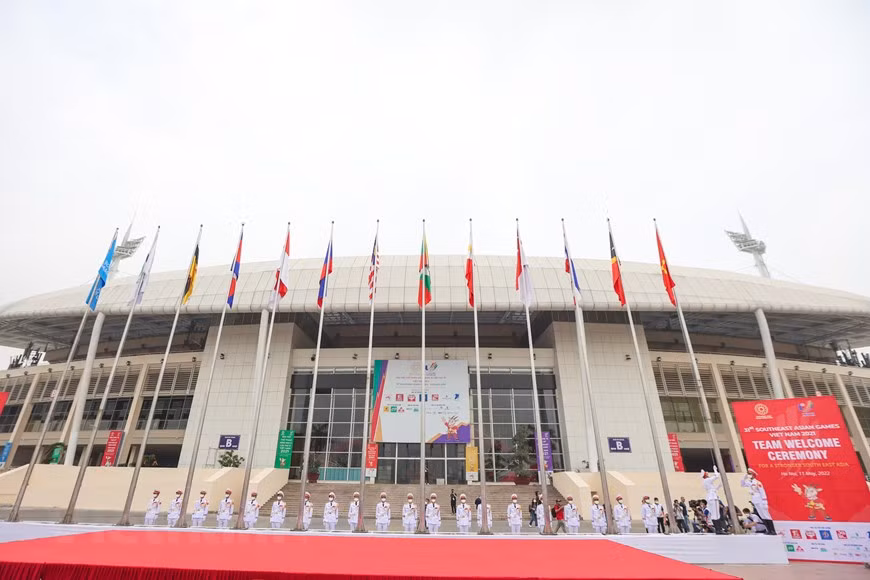 La Federación Deportiva del Sudeste Asiático adhirió a Brunei como su miembro durante los X SEA Games, efectuados en Yakarta, en 1979. En los XX SEA Games en Brunei, el Consejo Olímpico de ese país propuso modificar el logotipo de la Federación Deportiva del Sudeste Asiático con 10 círculos de color amarillo claro unidos entre sí. La bandera de la Federación Deportiva del Sudeste Asiático tiene un fondo azul, que consiste en círculos entrelazados para enviar un mensaje de paz, solidaridad y amistad entre los países miembros. El símbolo de la Federación siguió modificándose de 10 a 11 círculos de color amarillo claro entrelazados en los XXVII SEA Games en Myanmar, representando la solidaridad y el apoyo mutuo entre los países. (Foto: Vietnam+)
