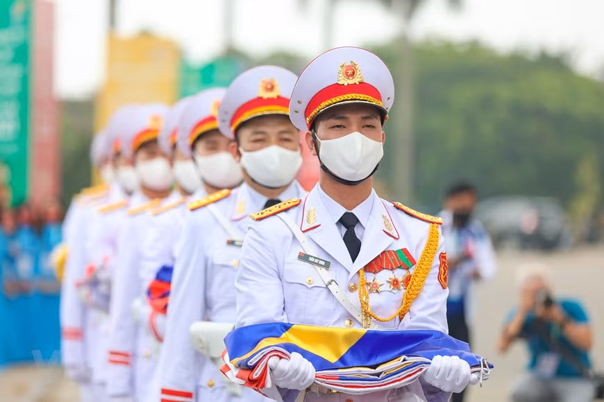El Estadio Nacional de My Dinh, en Hanoi, ahora luce más hermoso al exhibir las banderas de los 11 países participantes en los SEA Games 31, que se izaron el 11 de mayo, un día antes de la inauguración de la cita deportiva en Vietnam. Cada bandera se levantó mientras se tocaba el himno nacional del país correspondiente y de acuerdo al ambiente solemne que requiere un evento de esta magnitud, capaz de dejar profundas impresiones en los asistentes. Los ensayos y otros preparativos para se efectuaron hace varios días, según compartió un representante de la Delegación Ceremonial del Ejército vietnamita. Los oficiales y soldados se dedicaron durante días a dominar los himnos nacionales de los 11 países, así como a practicar correctamente los movimientos ceremoniales. (Foto: Vietnam+)