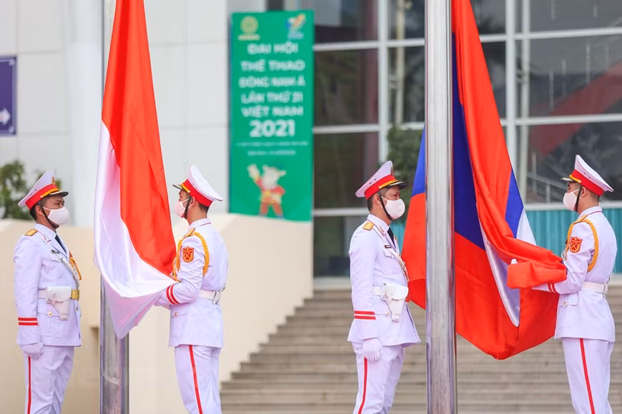 Del 12 al 23 de mayo, se llevan a cabo oficialmente los SEA Games 31 en Hanoi y otras 11 localidades vietnamitas, marcando la segunda vez que Vietnam alberga el evento deportivo regional. Con el lema "Por un Sudeste Asiático más fuerte", la cita cuenta con 40 disciplinas, de las cuales 36 fueron aprobadas por el Comité Directivo Nacional para los Juegos Deportivos regionales, a saber: atletismo, deportes acuáticos, gimnasia, remo, kickboxing, esgrima, fútbol, bádminton, tenis, voleibol, baloncesto, ciclismo, Vovinam, pencak silat, golf, buceo, Muay, entre otros. Más de 13 mil atletas, entrenadores y personal asociado, participan en el evento deportivo; entre ellos, mil 341 son vietnamitas. (Foto: Vietnam+)