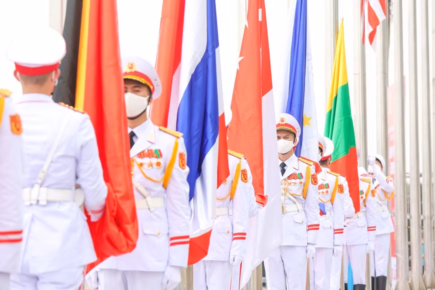 Con la idea de reafirmar la presencia de los países, dar la bienvenida a las delegaciones deportivas participantes en los SEA Games 31 y fomentar el espíritu competitivo de los atletas se llevó a cabo en la capital de Vietnam la ceremonia de izamiento de banderas. Además, contribuyó a la promoción de la identidad, la cultura y el pueblo vietnamitas, proporcionando una experiencia memorable para los deportistas asistentes a la mayor cita deportiva regional. Otro momento emotivo aconteció al final de la ceremonia, cuando las delegaciones de los territorios participantes regalaron, unos a otros, varios obsequios imbuidos de las características culturales nacionales, en aras de enfatizar el espíritu deportivo y de amistad de los respectivos pueblos. (Foto: Vietnam+)
