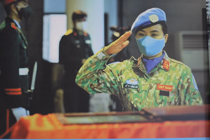 Vietnam envió a su primera mujer oficial de mantenimiento de la paz a la Misión de Asistencia de la ONU en Sudán del Sur (UNMISS), en enero de 2018. Mientras, en octubre de ese año, mandó al país africano el segundo hospital de campaña, integrado por 63 funcionarios, enfermeros y médicos, incluidas 10 mujeres oficiales. Se trata del porcentaje más alto entre los países asiáticos que envían tropas a las operaciones de mantenimiento de la paz de la ONU. En noviembre de 2019 y abril de 2021, Vietnam desplegó dos hospitales de campaña en Sudán del Sur, con la participación de 10 y 13 mujeres oficiales de un total de 63 soldados, respectivamente. (Foto: Vietnam+)