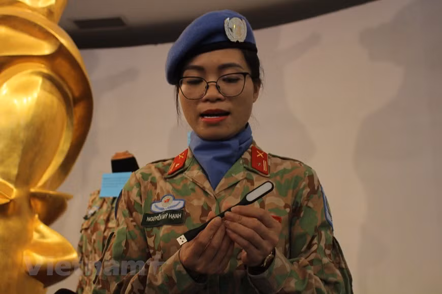 Como gesto simbólico, la lámpara recargable que sostiene la comandante Nguyen My Hanh, asistente en la oficina de campo del Departamento de Mantenimiento de la Paz de Vietnam, es un objeto heredado del teniente coronel Do Anh, quien se sacrificó durante su misión de mantenimiento de la paz de la ONU a la edad de 38 años. Durante su servicio, el oficial recibió la Medalla del Glorioso Soldado de Primera, Segunda y Tercera Clase. El Ministerio de Defensa lo ascendió póstumamente a Teniente Coronel y solicitó al Presidente del Estado que le concediera la Orden por la Defensa de la Patria de Tercera Clase. (Foto: Vietnam+)