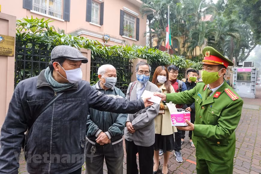 Se reparten también mascarillas a las personas que realizan la cola para recibir sandías, en pos de evitar cualquier riesgo de expansión del COVID-19. Muchas personas, muchos grupos en las localidades, una vez más iniciaron la campaña pidiendo "rescate" como una medida para compartir con los agricultores en esta difícil situación. Esta situación no solo hace sufrir a los agricultores, muchas personas quiebran sino que también hace que el país pierda una gran cantidad de productos, afectando el desarrollo del sector agrícola y la economía nacional. Según la Embajada, la solidaridad en la situación tal como hoy contribuirá a repeler el mal y a ayudar a las agricultores afectados a superar las dificultades (Fuente: V+) 