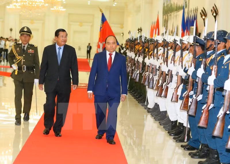 El acto de recibimiento al premier vietnamita, Nguyen Xuan Phuc, en Camboya (Fuente: VNA)