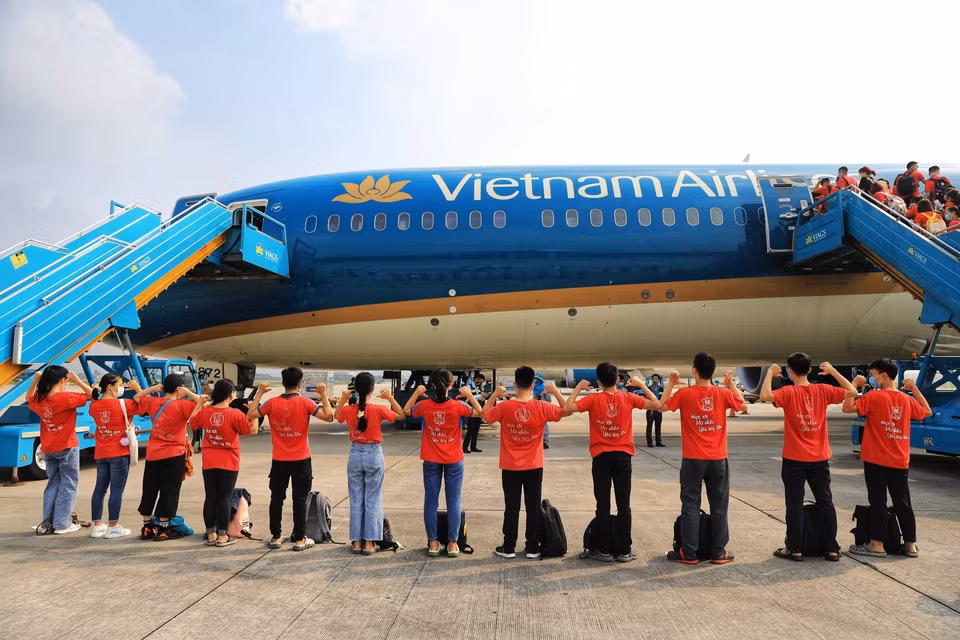 Impresionante imagen de los 350 estudiantes de la Universidad Médica de Hanoi en el aeropuerto de Noi Bai (Fuente: VNA)