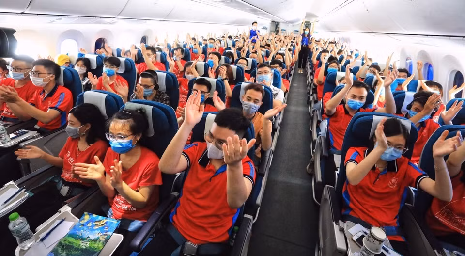 Los estudiantes de la Universidad de Medicina de Hanoi entonaron una canción rumbo a la zona epidémica de la provincia de Binh Duong (Fuente: VNA)