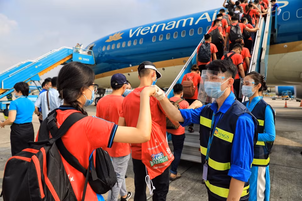 Los empleados en el aeropuerto de Noi Bai animaron a los estudiantes de la Universidad de Medicina de Hanoi a partir hacia la provincia de Binh Duong para participar en las actividades preventivas contra la epidemia (Fuente: VNA)