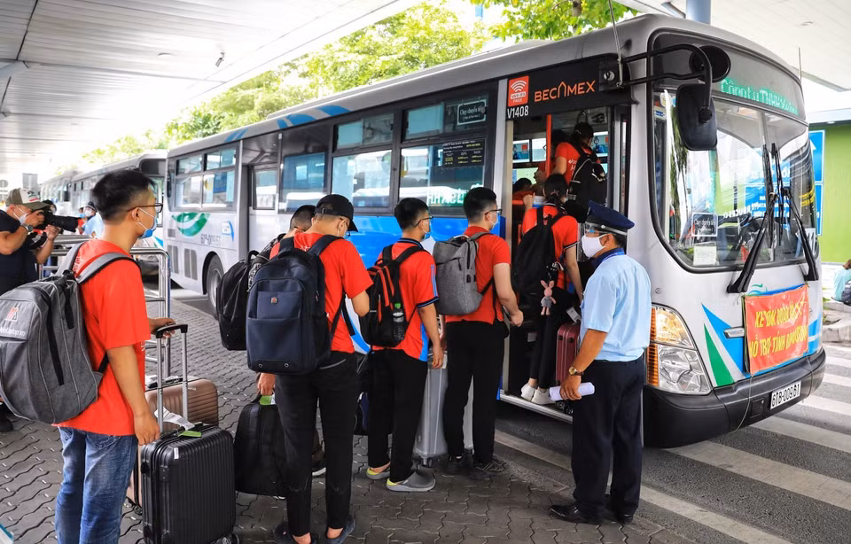 Inmediatamente después de llegar al aeropuerto de Tan Son Nhat, el grupo de estudiantes se trasladó a la provincia de Binh Duong para participar en las actividades preventivas contra el COVID-19 (Fuente: VNA)